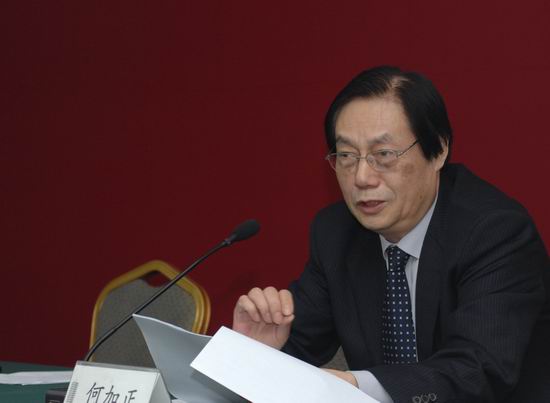 人民网何加正做题为“新媒体的主流化与未来之路”的主题演讲