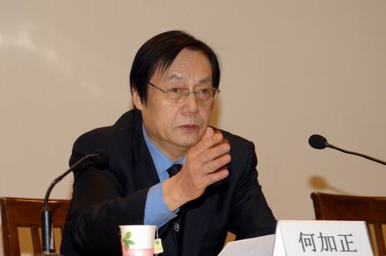 人民网何加正做题为“新媒体的主流化与未来之路”的主题演讲
