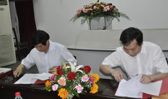 人民网副总裁官建文（左）与华中科技发展基金会秘书长李处长签署奖学金协议