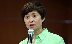 央视著名主持人、北京大学电视研究中心特聘研究员 敬一丹    敬一丹连续六届出席“地球·公民·传媒”论坛，此次她从新闻从业者的角度审视反思了媒体在环保传播中的责任。她讲述了自己担当“自然之友”志愿者的缘由，进而质疑媒体在重大环保事件发生时偶尔“集体失语”的现象，并就环保事件报道中“事前、事中、事后”的应对措施提出反思与建议。    她说，“每个环境日对于记者来说都是检讨日、自省日，今年的主题是向污染宣战，我们媒体工作者还需要付出更大的努力才是真正的宣战姿态。”