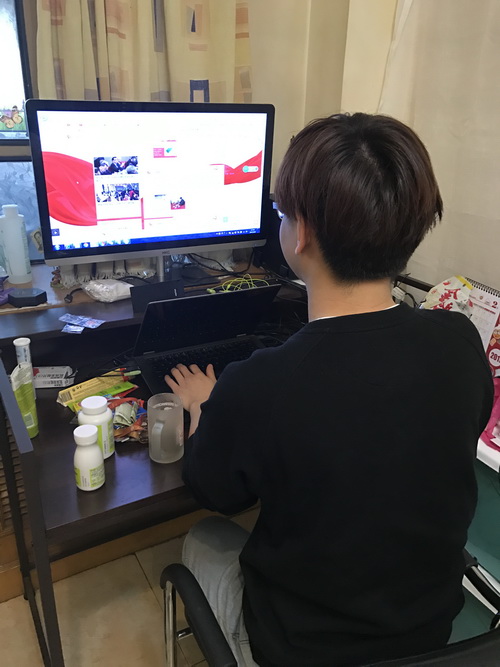 配圖小編中僅存的男小編負責每天堅持到夜班12點