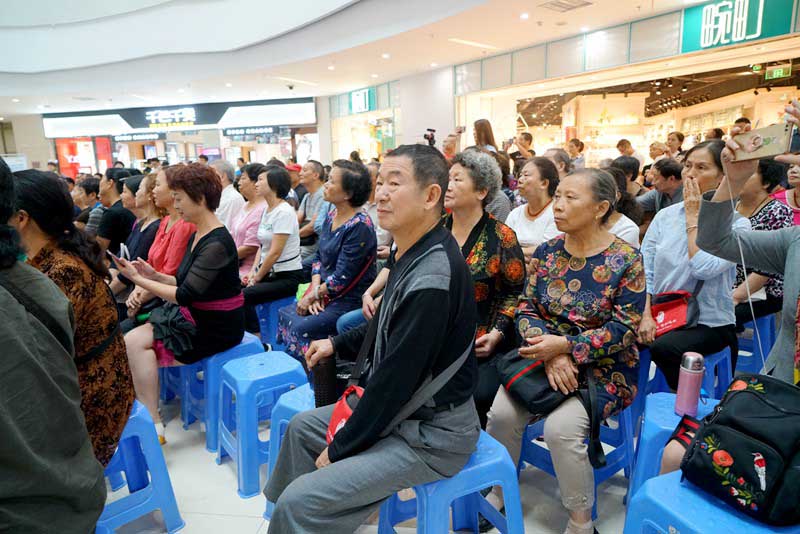 參加網絡安全進社區活動的群眾
