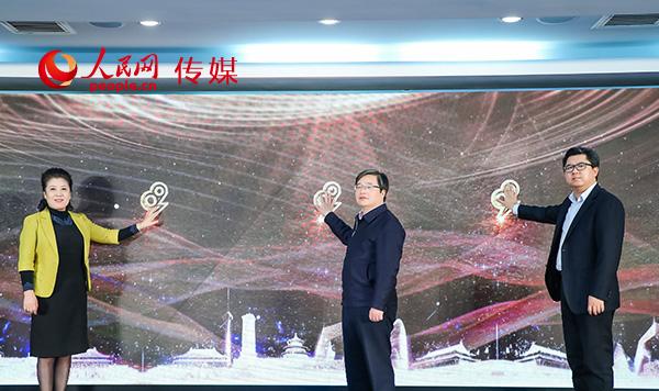 北京市委宣傳部副巡視員、北京市文促中心主任梅鬆（中）、北京人民廣播電台總編輯王秋（左）與共青團北京市委員會副書記毛曉剛（右）共同觸摸大屏，正式啟動“關愛青年計劃”。