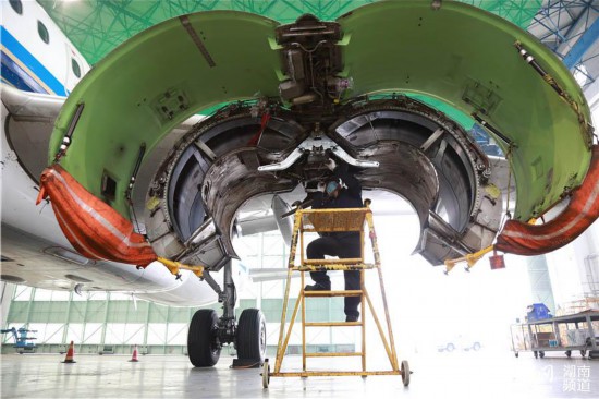 袁蒙正在給飛機更換發動機。人民網 李芳森攝