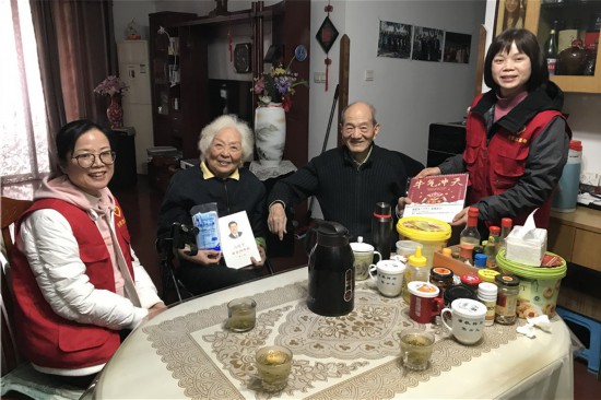 社區志願者為受疫情影響兒女無法回家的空巢老人送祝福。定王台街道供圖