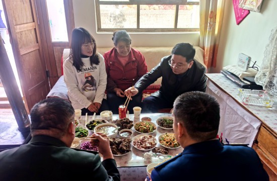 除夕，在張玉霞家中一起吃午餐。馬偉攝