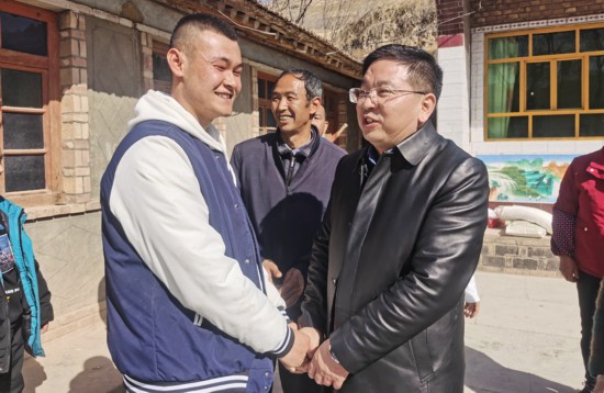 固原市委常委、政府副市長周恭偉(右）鼓勵張玉霞兒子要努力學習，完成學業。馬偉攝